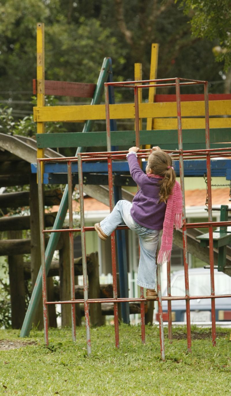Criança brinca na Acridas, instituição localizada no bairro Bacacheri, em Curitiba. Apesar do aumento nas adoções, mil crianças vivem em abrigos na capital paranaense | Marcelo Elias/Arquivo/ Gazeta do Povo