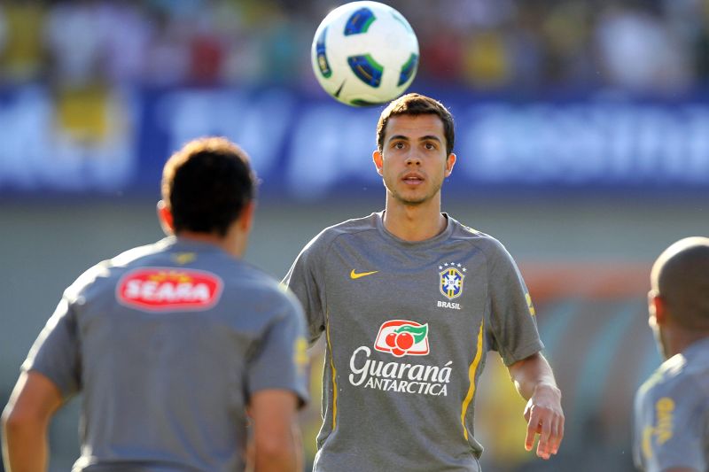 Nilmar fez cirurgia no joelho direito na Espanha e vai ficar sete semanas em recuperação | AFP
