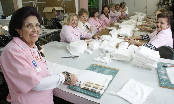 Carlota Volpi de Mari, a dona Tita, 85 anos, fica seis horas em pé no voluntariado que presta no Hospital Erasto Gaertner | 