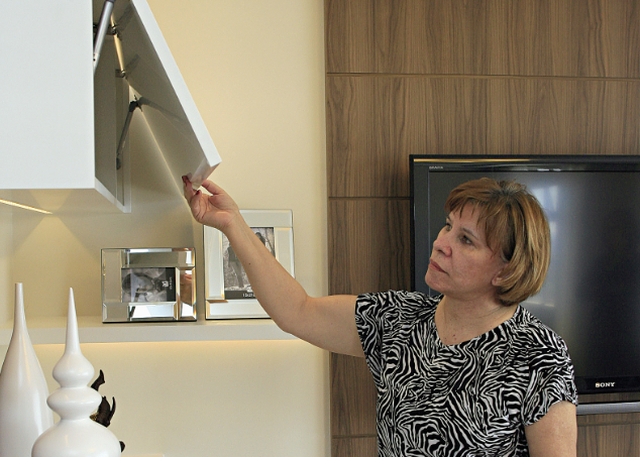 Elisabete Scheffer Alvisi apostou no modelo cava em praticamente toda a casa. Na foto, ela mostra o móvel da sala de tevê | Priscila Forone/ Gazeta do Povo