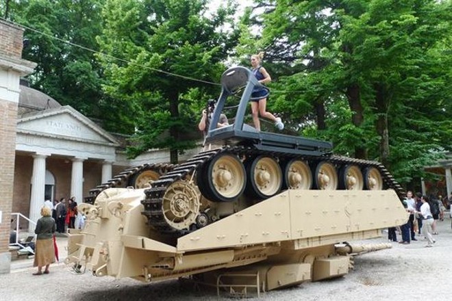 No espaço dedicado aos Estados Unidos, uma mistura de esteira ergométrica e tanque de guerra |