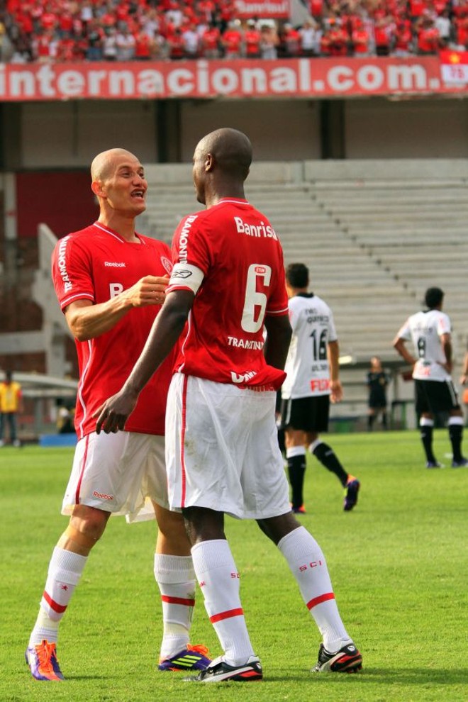 Nei (à esq.) cumprimenta o capitão Kléber para comemorar o gol que marcou contra o Corinthians, o segundo em duas rodadas | 