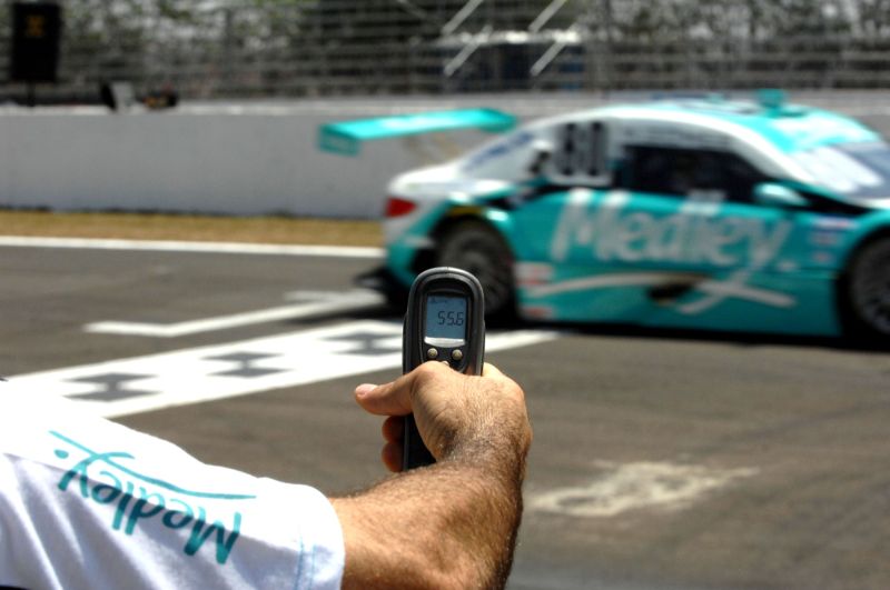 Integrante da equipe Medley mede a temperatura de 55,6° sobre o asfalto londrinense: pista não suportou calor e movimento dos carros | Miguel Costa Jr/ MF2