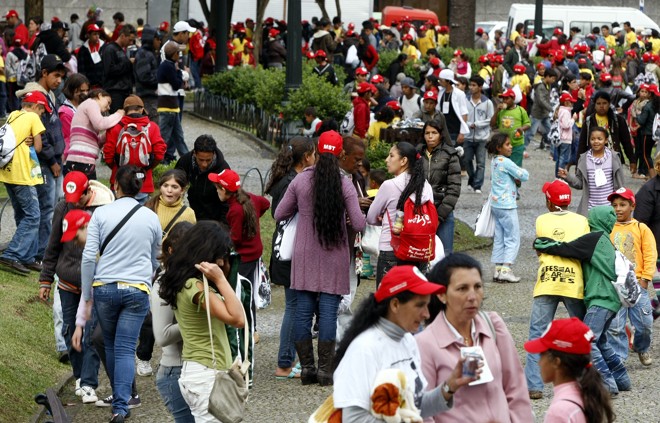 Praça Santos Andrade foi o ponto de concentração dos manifestantes para a caminhada | 