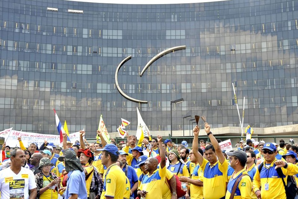 Funcionários dos Correios aguardaram, em Brasília, o resultado das negociações entre a empresa e a Fentect | Elza Fiúza/ABr