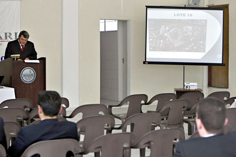 Cadeiras vazias marcaram a tentativa de venda do Pinheirão ontem. Apenas um interessado fez perguntas, mas sem oferecer proposta | Albari Rosa/Gazeta do Povo