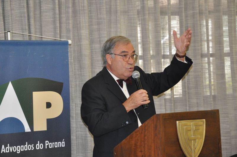 Antônio Avelãs Nunes, em palestra ontem no Instituto dos Advogados do Paraná (IAP): Não se combate a crise acentuando a crise | Zinho Gomes/IAP/Divulgação