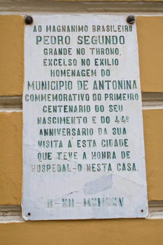 Em Antonina, placa informa onde dom Pedro II passou |