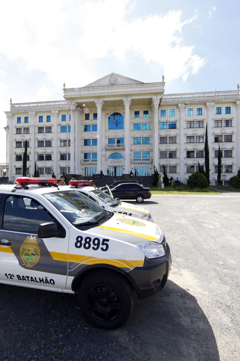 PM acompanha o cumprimento do mandado que repassou prédio à Rodobens | Albari Rosa/Gazeta do Povo