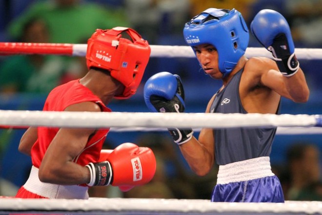 Robson da Conceição (azul) perdeu a decisão da categoria até 60kg para o cubano Yasnier Toledo e ficou com a prata | 