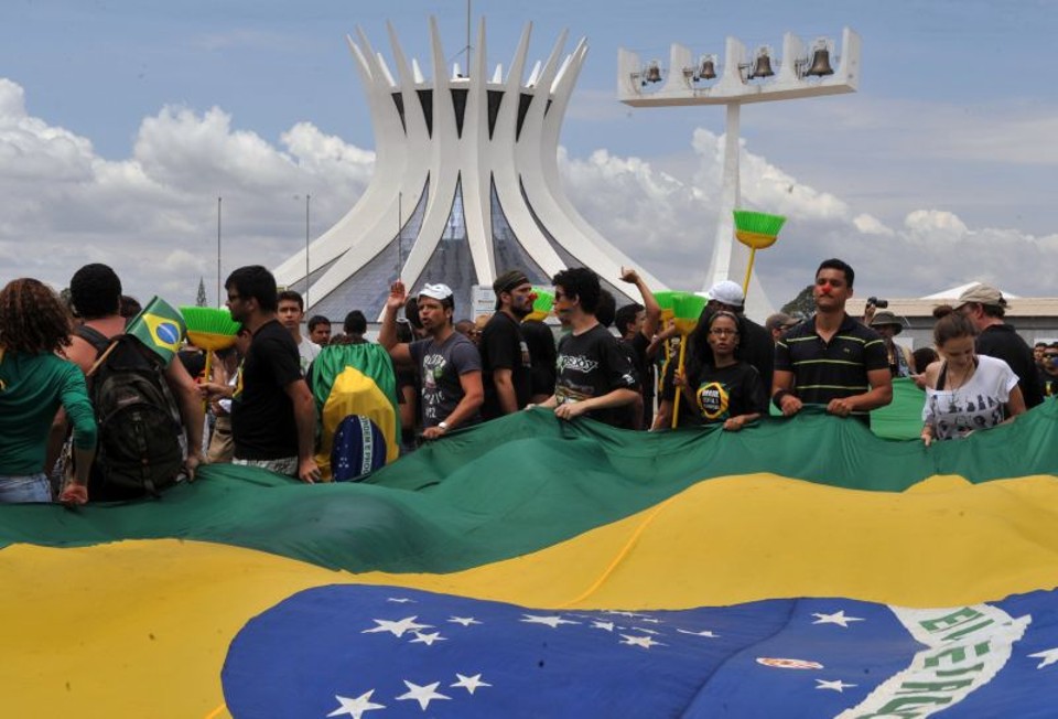 Parcipantes da marcha pedem o fim do voto secreto no Poder Legislativo, a constitucionalidade da Lei da Ficha Limpa e a manutenção das atribuições do CNJ | Valter Campanato/ABr