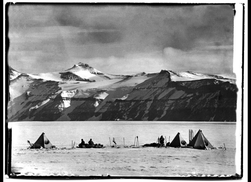Acampamento dos tripulantes do Terra Nova | Robert Falcon Scott (Little, Brown)/Divulgação