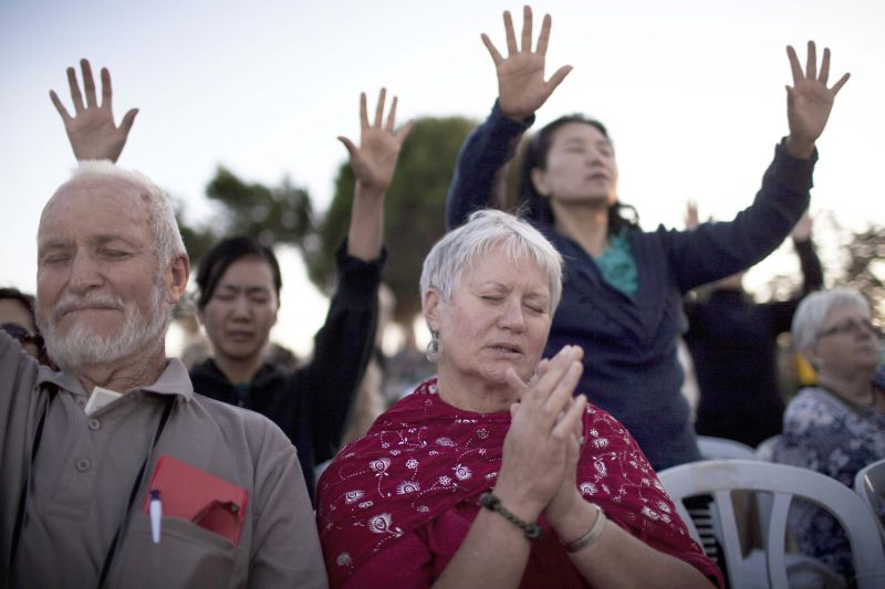 Cristãos rezam pedindo paz para os defensores do Estado de Israel, durante evento realizado em Jerusalém | Menahem Kahana/AFP