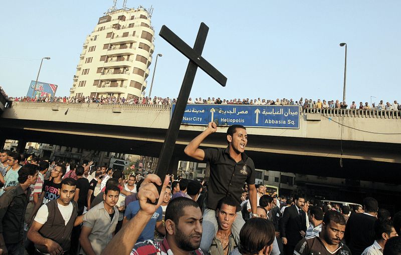 Cristãos protestam nas proximidades da Catedral São Marcos, no Cairo, após a morte de 25 pessoas no domingo | Mahmud Hams/AFP