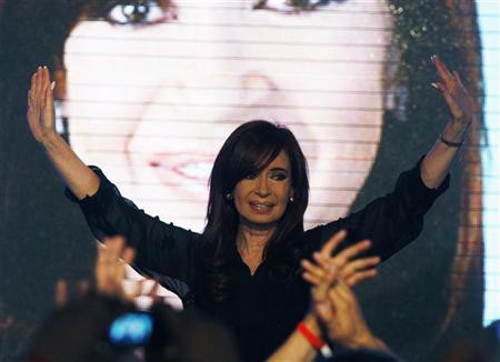 A presidente da Argentina, Cristina Kirchner (foto de arquivo), possui ampla liderança sobre seus oponentes a duas semanas das eleições presidenciais e deve ser reeleita com mais de 50 por cento dos votos, mostraram duas pesquisas | REUTERS/Enrique Marcarian