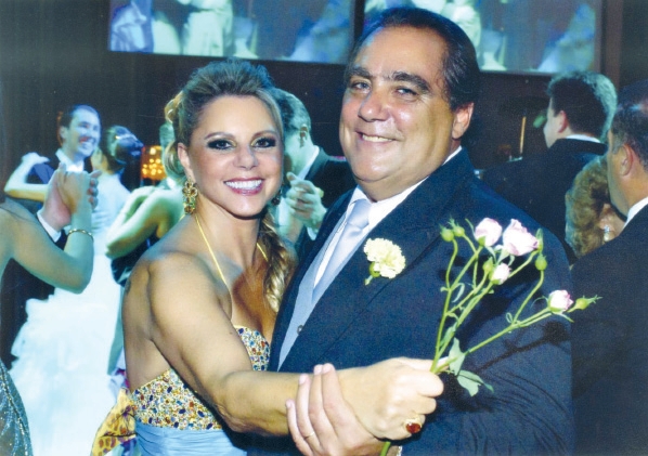 Nos salões da sociedade, em noite festiva, Zaira e Dirceu Galléas. Terça-feira, em Salvador(Bahia) ele somou nova idade, comemorando com jantar em estrelado resort, na Praia do Forte. Ela, com modelo from NY, exibe brincos, de René Dalitz, em diamantes, citrino e ouro | Fotos: Divulgação