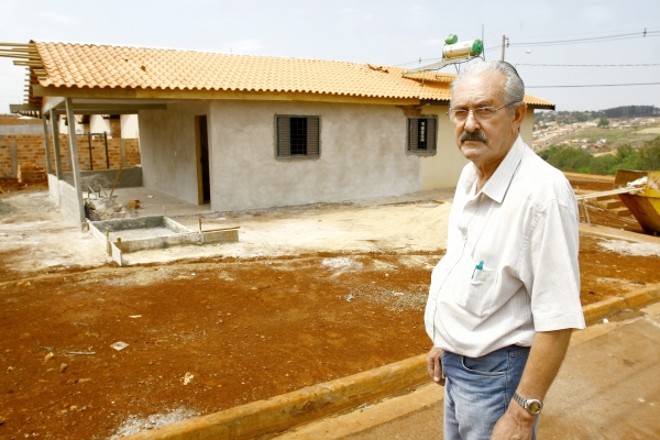 Idosos recebem terreno maior -Miguel Rodrigues da Silva é um dos poucos privilegiados entre os 12 mil habitantes que viverão no Residencial Vista Bela, em Londrina, quando tudo estiver pronto. Por ser idoso, sua casa, apesar de ter os mesmos 37 m² das demais, foi construída em um terreno de 250 m². Antes de ocupar o imóvel, ele já investe na ampliação. 