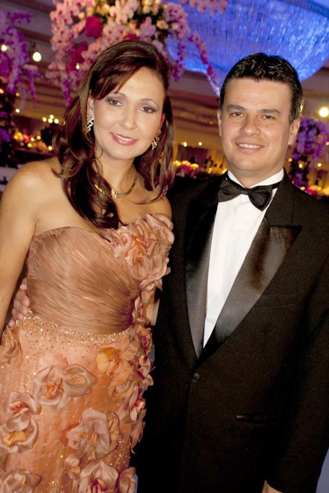 Maria Cristina e Joaquim Miró foram os anfitriões do elegante Baile das Debutantes do Clube Curitibano, no último sábado. Mais de 2 mil convidados compareceram à festa, que teve ambientação de Marcos Soares |