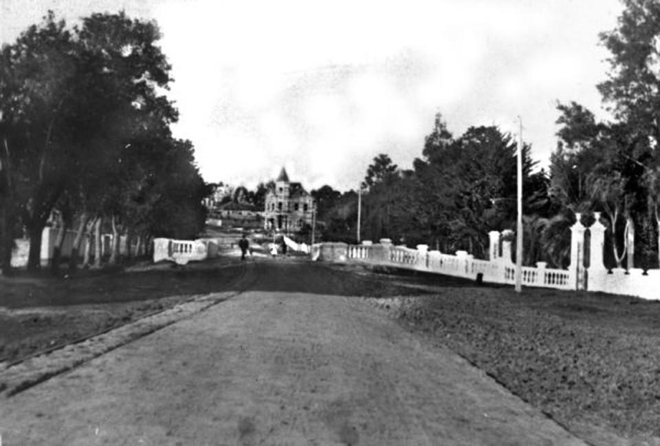 Temos aqui a sequência de três fotos feitas no mesmo local em épocas diferentes.Esta primeira é do Boulevar 2 de julho em frente ao Passeio Público, em direção ao Alto da Glória, em 1900 |