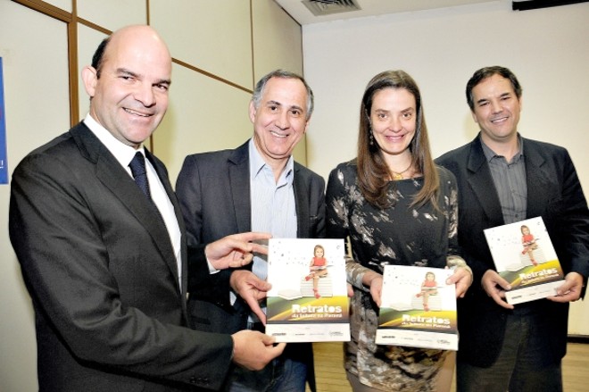 O ex-deputado Marcelo Almeida ( à esq.), a vice-presidente do Grupo GRPCOM Ana Amélia Cunha Pereira Filizola e o diretor-geral da gráfica Posigraf, Giem Guimarães (à dir.), doaram 500 exemplares da pesquisa 