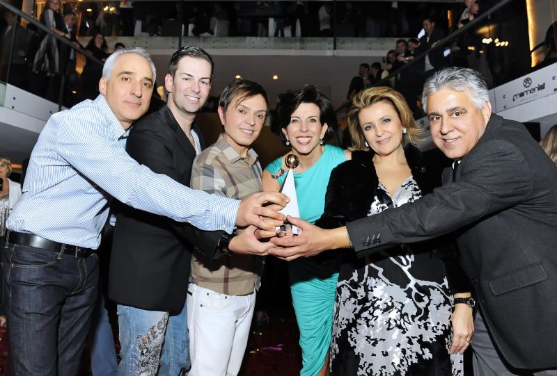 A dupla formada pelo arquiteto Luiz Maganhoto (de calça branca) e pelo designer Daniel Casagrande (ao seu lado) ganhou um Mitsubishi 4x4 na festa da Associação de Decoração Ponto de Apoio realizada na última sexta-feira, na casa noturna Momentai Music & Fun. Eles ficaram em primeiro lugar no Programa de Marketing de Incentivo da entidade, que teve outros 55 escritórios de arquitetura da cidade premiados. Com eles na foto, os diretores da Ponto de Apoio Luiz Pelizzer (à esq.), Eliane Baptista (de vestido verde), Marinice Mattos Leão Bettega e Marcos Pereira | Gerson Lima