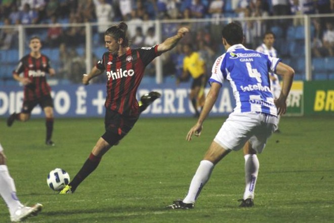 O argentino Nieto bem que tentou, mas não conseguiu ajudar o Atlético |