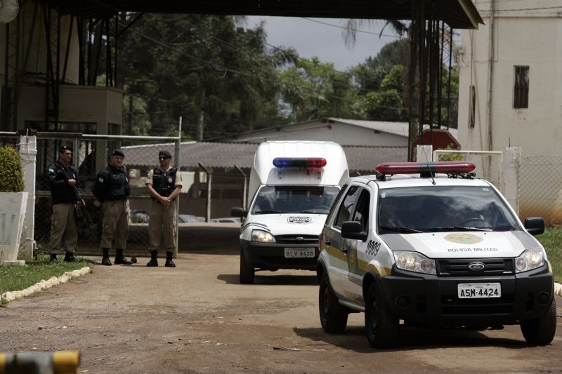 Policiais da PM guardam a entrada do presídio em Piraquara | Henry Milleo/Agência de Notícias Gazeta do Povo