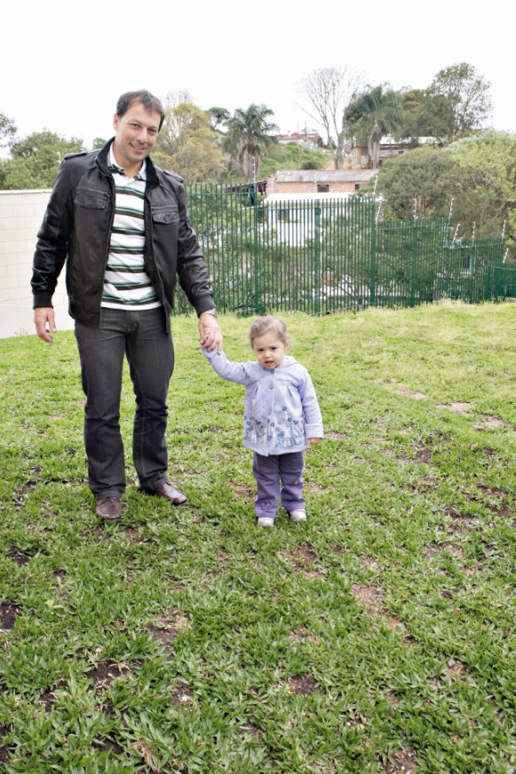 O empresário Fabiano Klemtz Barbosa e a filha, Maria Júlia, 2, na área de 200 metros quadrados nos fundos do novo sobrado | Aniele Nascimento/ Gazeta do Povo