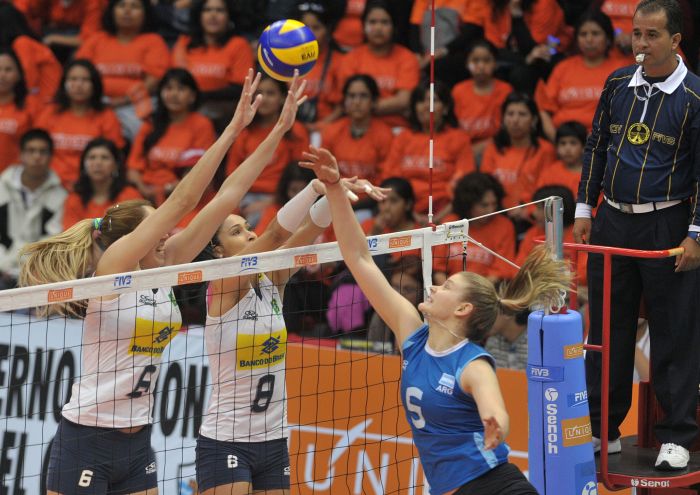 Thaisa e Jaqueline bloqueiam o ataque argentino, na vitória fácil da seleção na final do Sul-americano | Cris Bouroncle/AFP