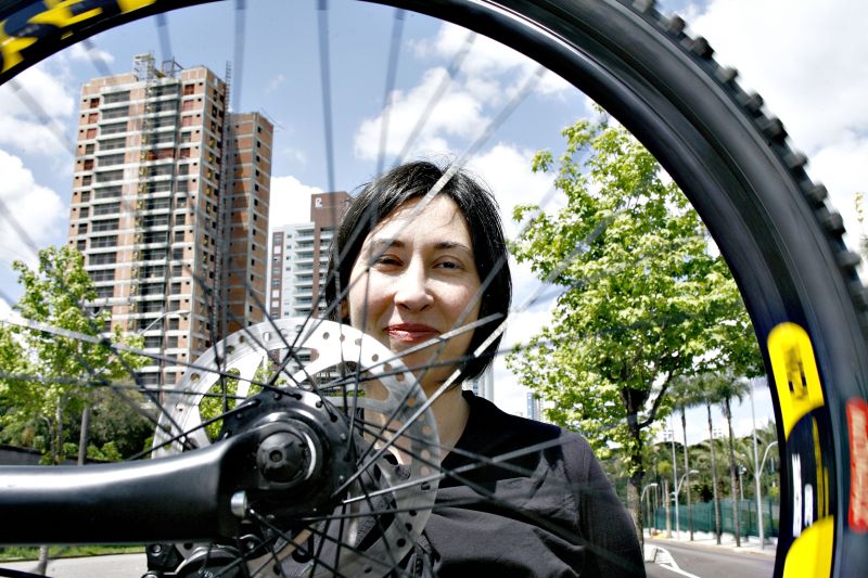 Tatiana Gadda estudou o ciclismo utilitário em Curitiba no início dos anos 2000: O cidadão deve ter o direito de optar pelo modal que melhor lhe convier | Hugo Harada/Gazeta do Povo