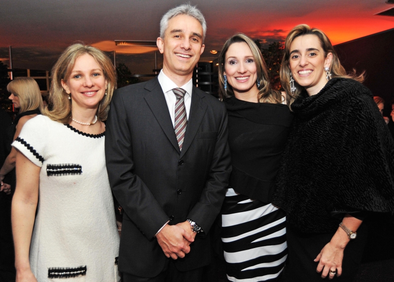 Eduardo Campos, diretor-geral da Rede Slaviero Hotéis, com sua mulher, Patrícia (de listrado), e sua irmã Juliana Campos Oliveira (à dir.) e Letícia Kracik (de branco), no coquetel pelos 30 anos da rede na última quarta-feira, no Slaviero Full Jazz Bar e Restaurante | Rodrigo Ramirez