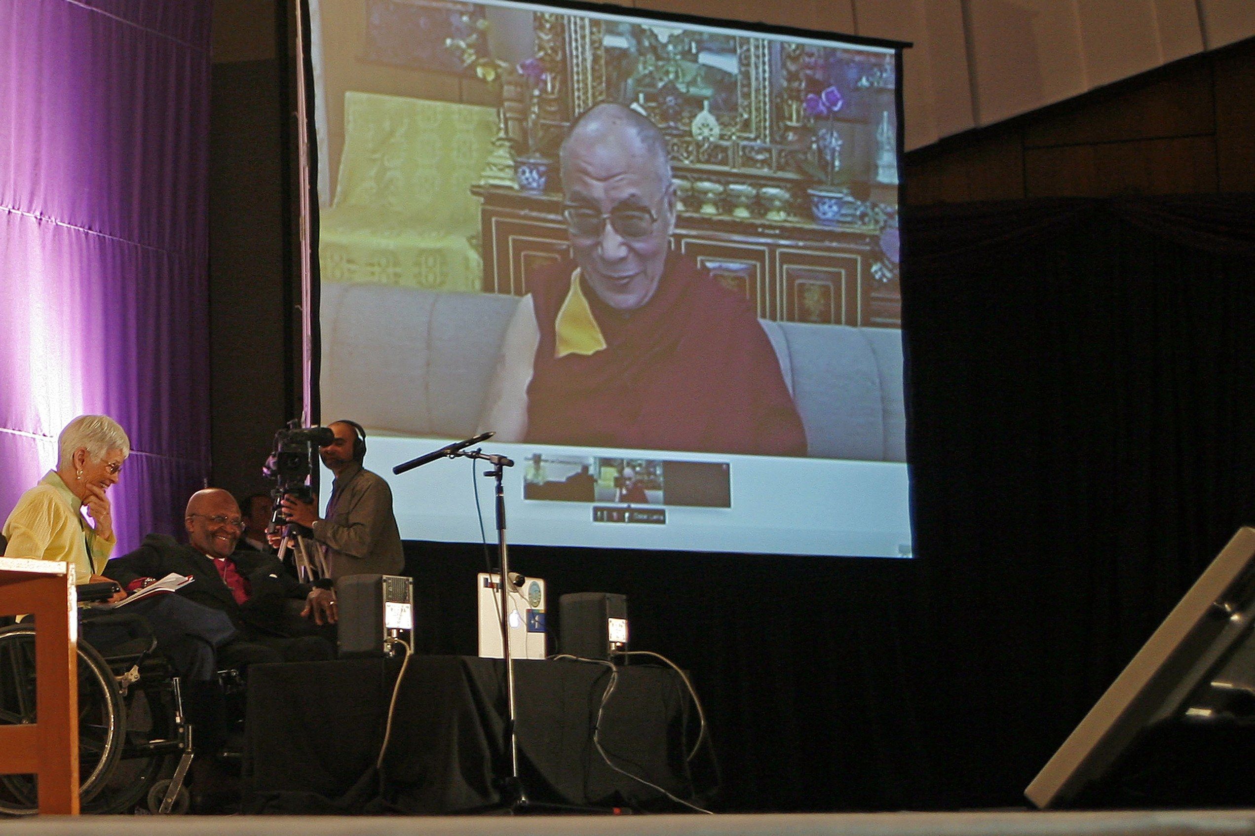 Arcebispo africano Desmond Tutu conversa com líder espiritual tibetano Dalai Lama através de videoconferência | REUTERS/Mark Wessels