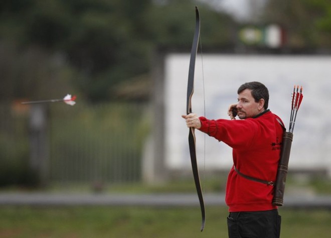 Gustavo Druziki (foto acima) atira com um equipamento moderno. Raul Duwe demonstra o esporte com arco e flecha básicos | 