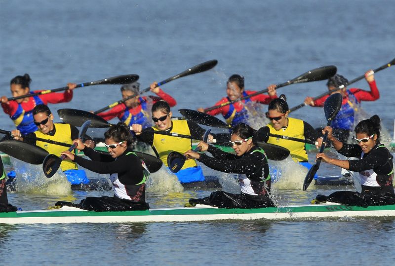 Time brasileiro, de amarelo, ficou em quinto lugar na disputa do K4 500m da canoagem | Mariana Bazo/Reuters