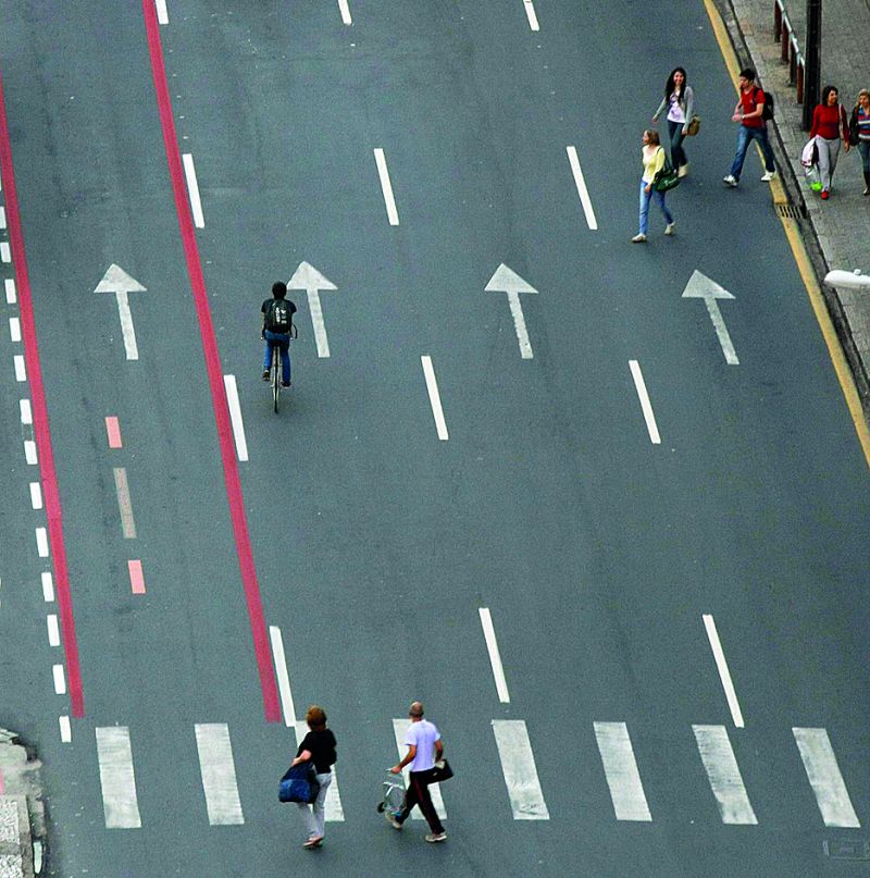 A nova ciclofaixa, demarcada em vermelho no asfalto: cobaias, novamente | Daniel Castellano/Gazeta do Povo