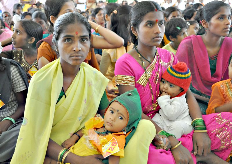 Mulheres indianas levam filhas que receberam nomes indesejados para novo registro, em campanha para combater o preconceito contra as mulheres, em Mumbai | AFP