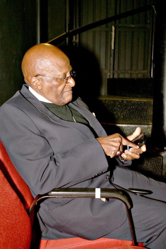 Tutu confere seu celular enquanto aguarda o início da cerimônia nos bastidores do teatro | 