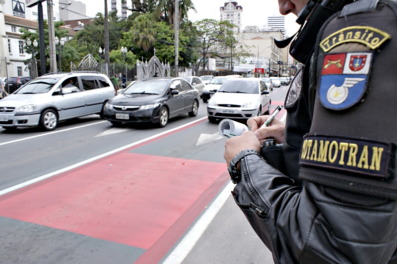 Oficial do BPTran fiscaliza a Rua André de Barros, na altura da Praça Rui Barbosa | Fotos: Marco André Lima/Gazeta do Povo