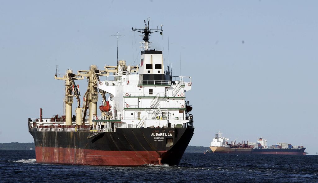 Falta de dragagem aumenta riscos de acidentes e encalhe dos navios, que podem enroscar no fundo da baía de Paranaguá | Daniel Castellano/ Gazeta do Povo