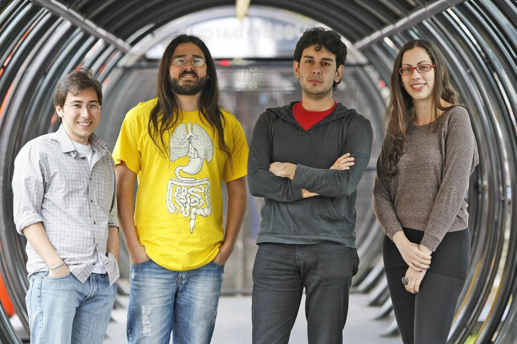 Guilherme, Cássio, Durval e Nathália idealizaram o site diante da dificuldade de encontrar dados sobre jornalismo investigativo | Jonathan Campos/Gazeta do Povo