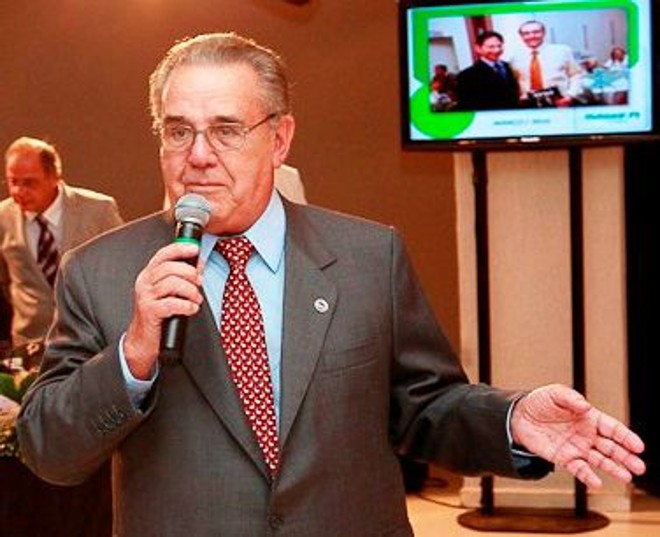 Grata comemoração- Fundador da Sociedade Paranaen­se de Cardiologia, Mário Machado Macedo comemorou 80 anos em plena atividade: além de fazer par­te do Conselho de Administração da Unimed Curitiba, é também um dos primeiros colocados no ranking brasileiro de natação, na categoria Masters | 