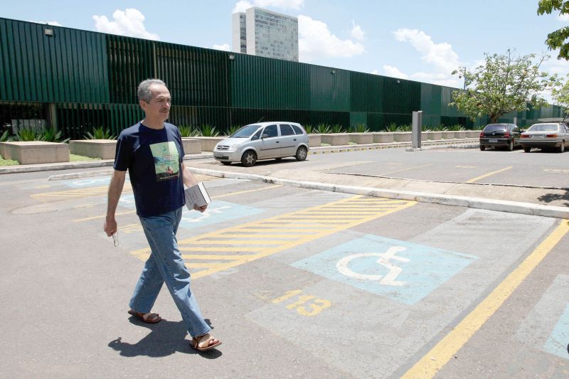 Sem o terno, Aldo Rebelo tentou trabalhar ontem, mas feriado do Servidor Público tirou o sistema de computação da Câmara do ar | Beto Barata/AE