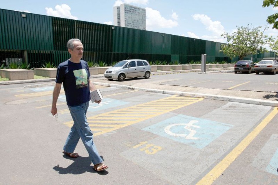 Sem o terno, Aldo Rebelo tentou trabalhar ontem, mas feriado do Servidor Público tirou o sistema de computação da Câmara do ar | Beto Barata/AE