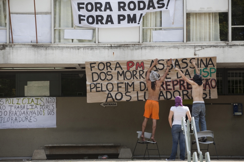 Estudantes confrontaram policiais após prisão de alunos que fumavam maconha | Lalo de Almeida/Folhapress