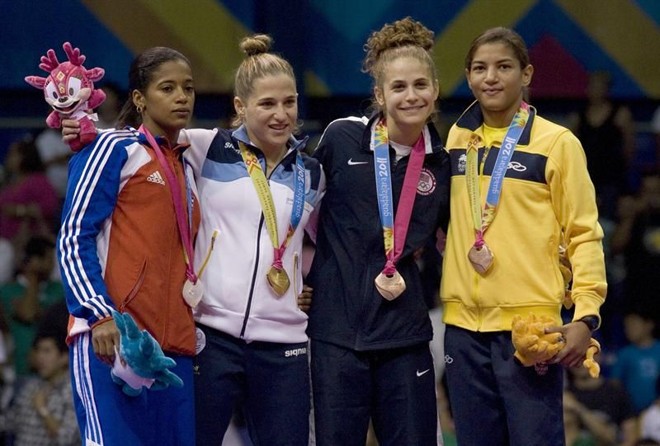 Sarah Menezes (dir) faturou a medalha de bronze na categoria até 48kg | 