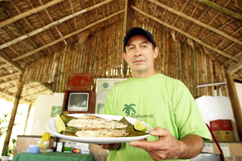 Marinho fez fama com seu peixe na folha de bananeira | Daniel Castellano/ Gazeta do Povo