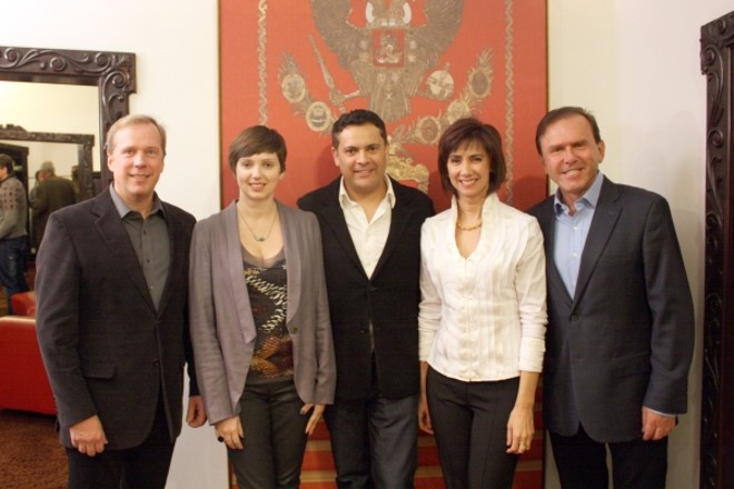 O designer e artista plástico Eleutherio Netto (ao centro) inaugurou a exposição Luzes do Leste no Centro Europeu da Brigadeiro Franco, que apresenta uma série de fotos de sua mais recente viagem, aos Países Bálticos e à Rússia. A mostra permanece até 14 de outubro. Com ele na foto, os diretores da escola, José Ost (à esq.) e Carlos Sandrini, e as coordenadoras do curso de fotografia Charly Techio e Tania Buchmann (de branco) |