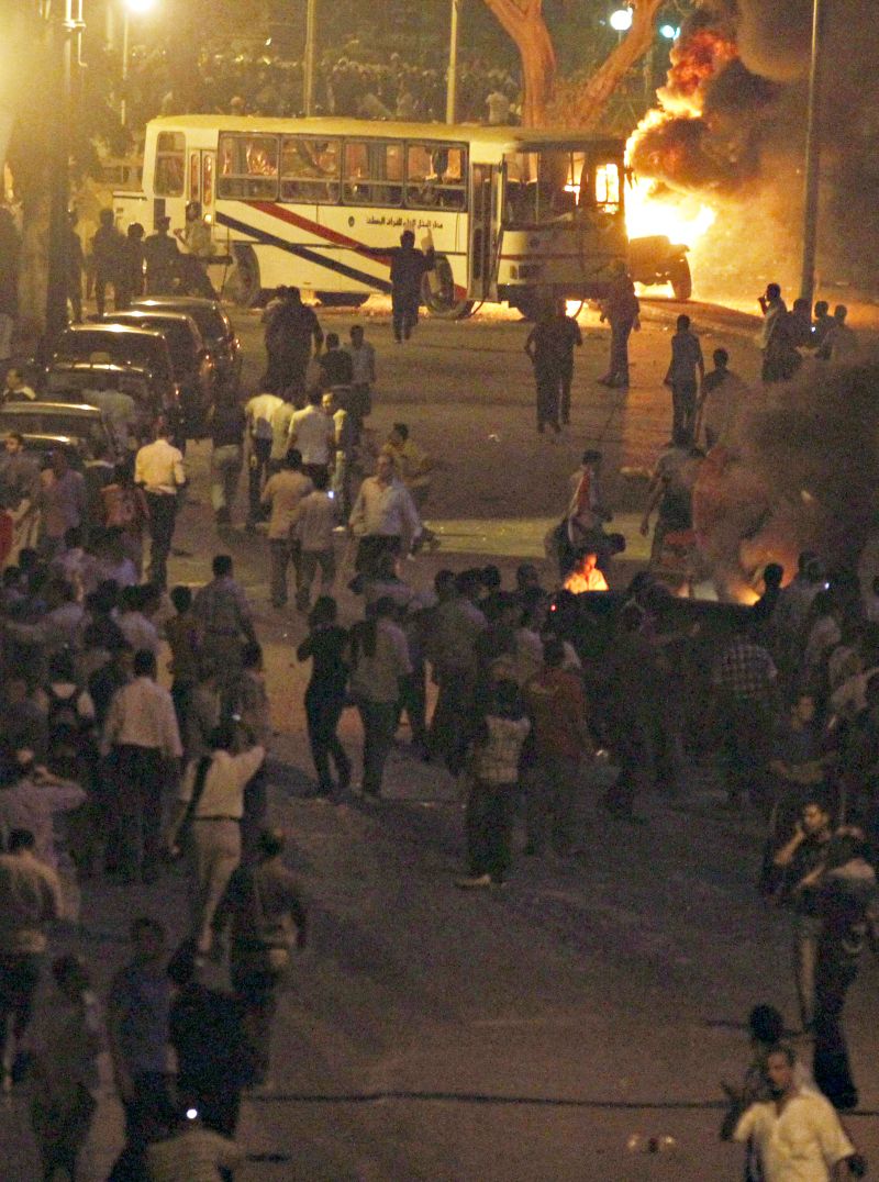 Distúrbios de ontem à noite foram os mais violentos desde as manifestações que derrubaram o regime de Hosni Mubarak | Mohamed Abd El-Ghany/Reuters