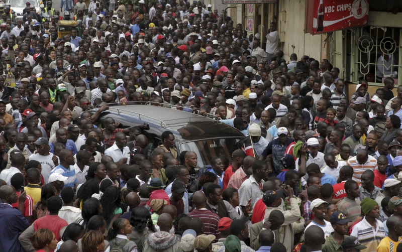 Multidão acompanha o cortejo fúnebre de Wangari Maathai | REUTERS/Noor Khamis