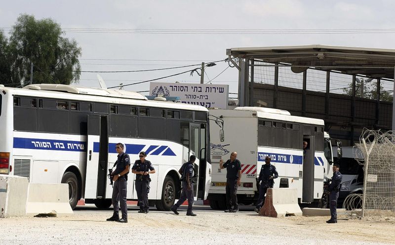 Um forte esquema de segurança foi armado para o transporte dos palestinos presos até a fronteira com Gaza e o Egito | Jack Guez/AFP